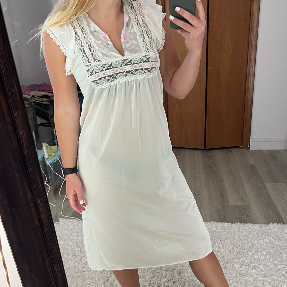 Women's Vintage White Lace-Trim Nightgown